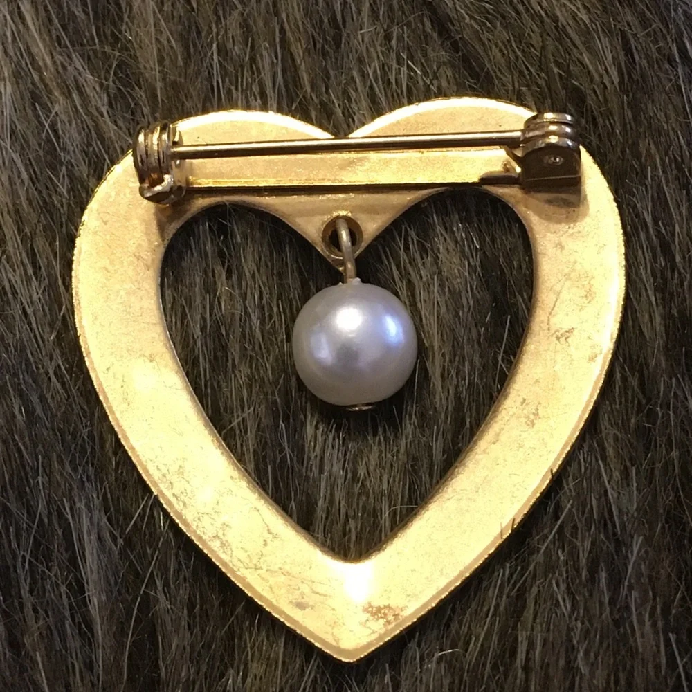 Vintage gold tone heart dangle pearl accent brooch